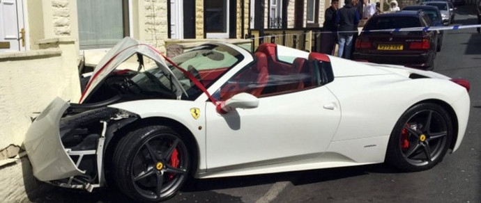 «Бей машину, я плачу»: парень арендовал на собственную свадьбу роскошный Ferrari, а затем разбил его