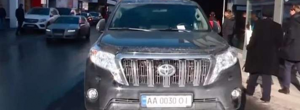 Член украинской делегации получил штраф в Давосе за парковку на тротуаре