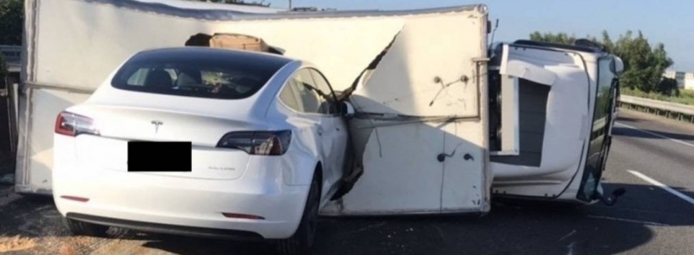 Автопилот Tesla стал причиной аварии с участием электрокара Model 3: Видео