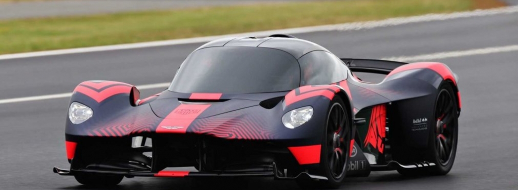 Aston Martin показал новый гиперкар Valkyrie на гоночном треке