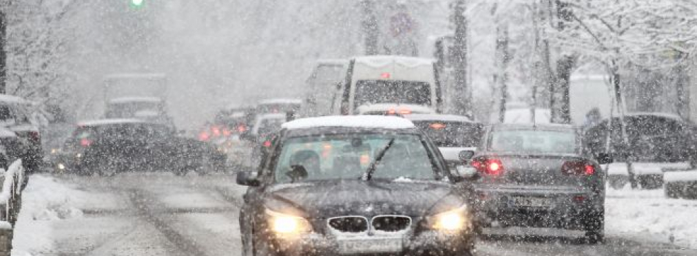 В Украине мокрый снег и гололедица: водителей призывают быть осторожными на дороге