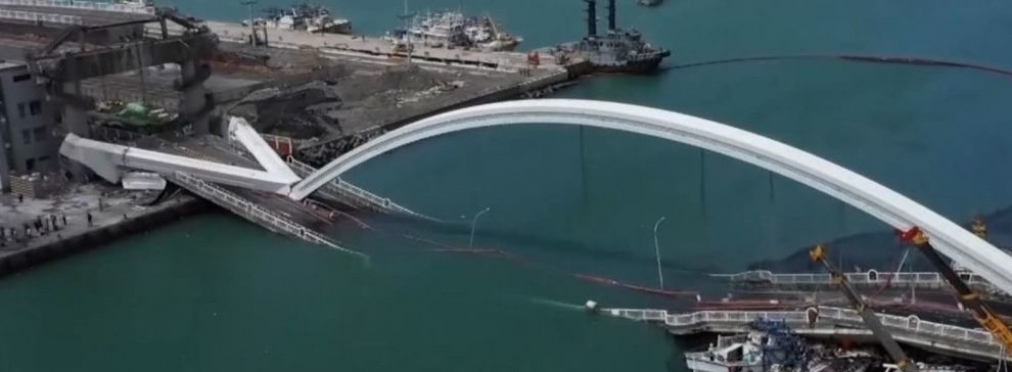 Видео: нефтевоз полностью обрушил автомобильный мост