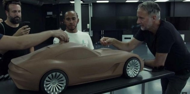 Mercedes показал тизер нового спорткара