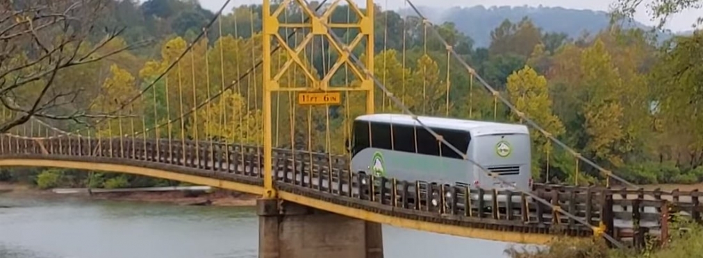 70-летний мост прогнулся под автобусом, но не упал