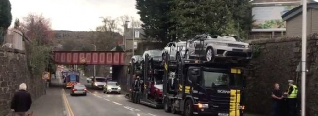 Низкий мост превратил несколько новеньких Range Rover в кабриолеты