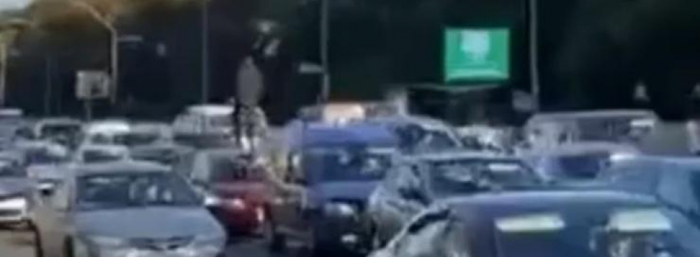 В Киеве мужчина бегал по крышам автомобилей