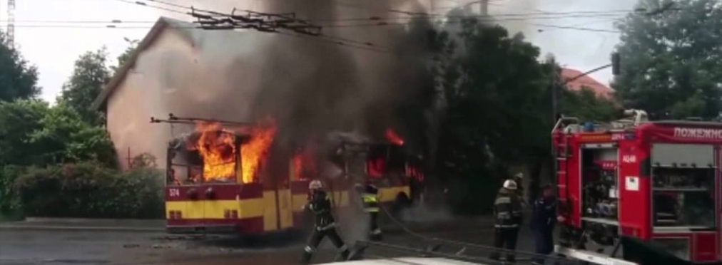 Видео: во Львове полыхающий троллейбус врезался в стену дома
