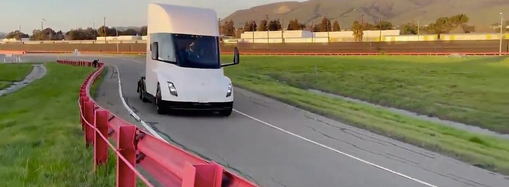 Tesla тестирует тягач Semi (видео)