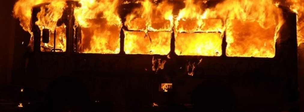 «Безразмерный» автобус не выдержал нагрузки пассажиров и загорелся