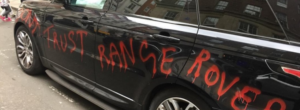 Британский водитель бросил на улице разукрашенный Range Rover в знак протеста