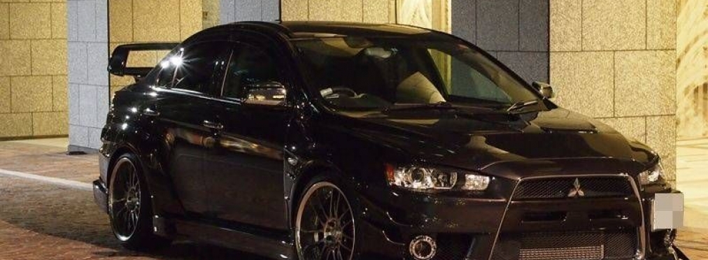 Самый черный Mitsubishi Lancer почти не отражает свет (видео)