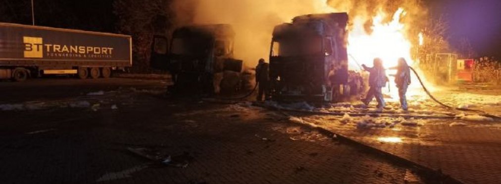 На АЗС под Харьковом сутки тушат пожар (фото, видео)