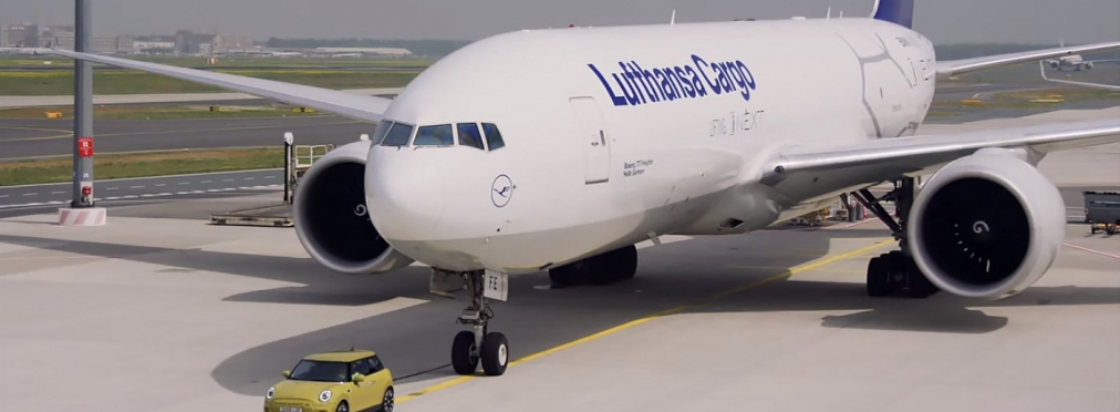 Видео: электрический MINI буксирует 150-тонный Boeing