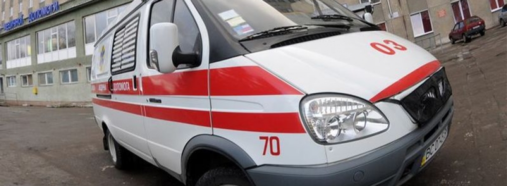 В столице Украины беременная девушка вылезла на крышу внедорожника, а затем бросалась под проезжающие автомобили