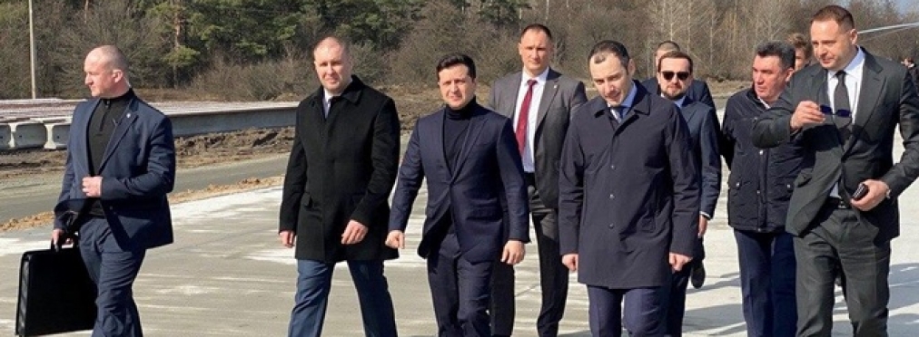 Владимир Зеленский похвалил дорожных рабочих, которые строят бетонную дорогу
