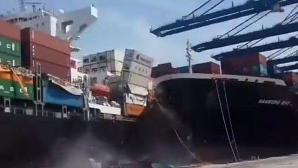Десятки контейнеров с автомобилями ушли под воду