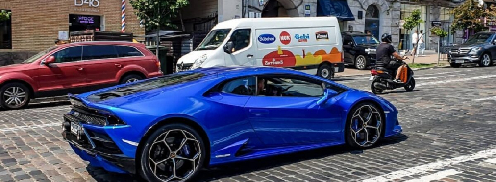 В Украине появился яркий суперкар Lamborghini