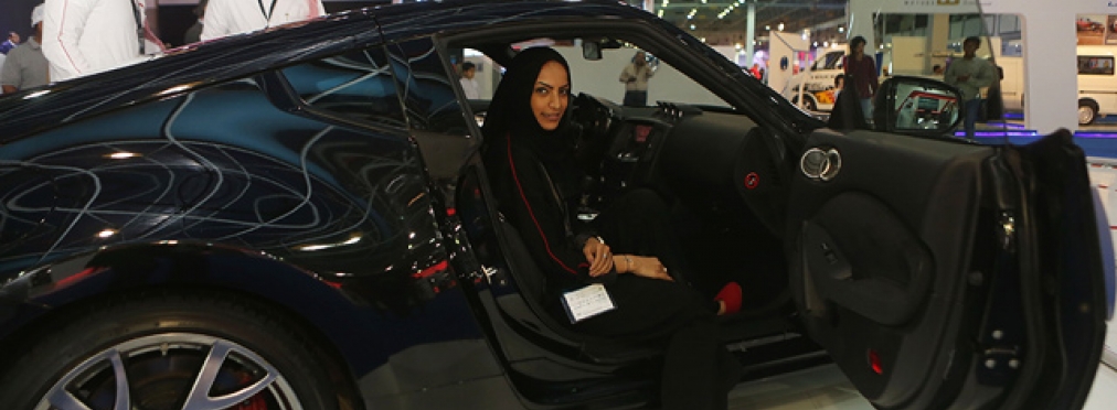 Автосалон в Саудовской Аравии: красотки в парандже позируют возле авто