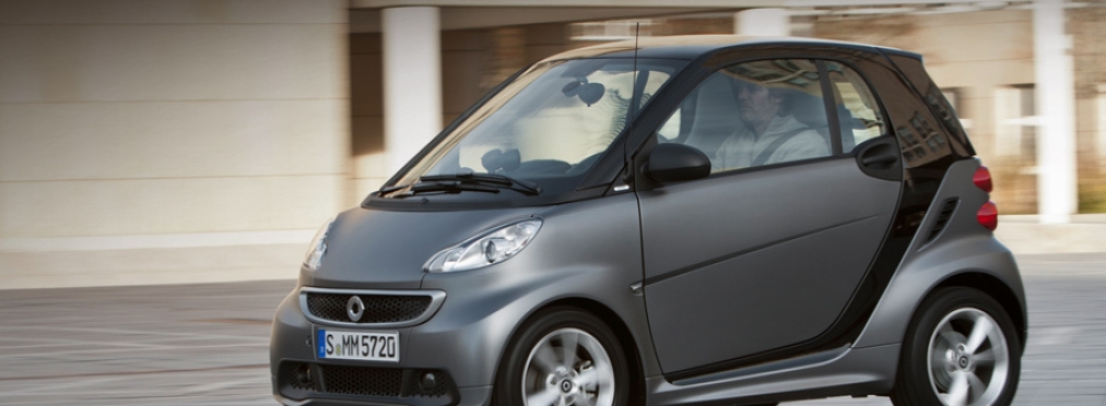 Немец купил два автомобиля Smart для охраны въезда в гараж