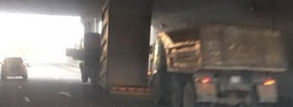 Еще один водитель грузовика с поднятым кузовом попытался проехать под мостом
