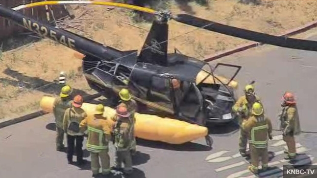 В США вертолет упал прямо на автомобильную дорогу