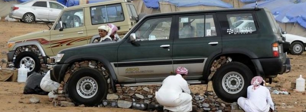 Как жители Саудовской Аравии создают монументы из автомобилей