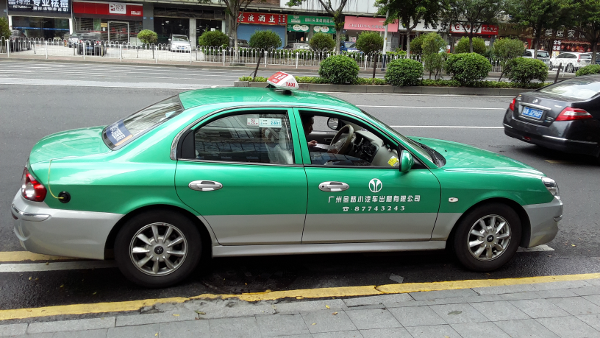 Подвыпивший китаец случайно заплатил за такси в 100 раз больше