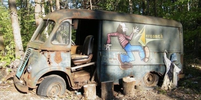В лесу нашли гастрольный фургон группы Aerosmith