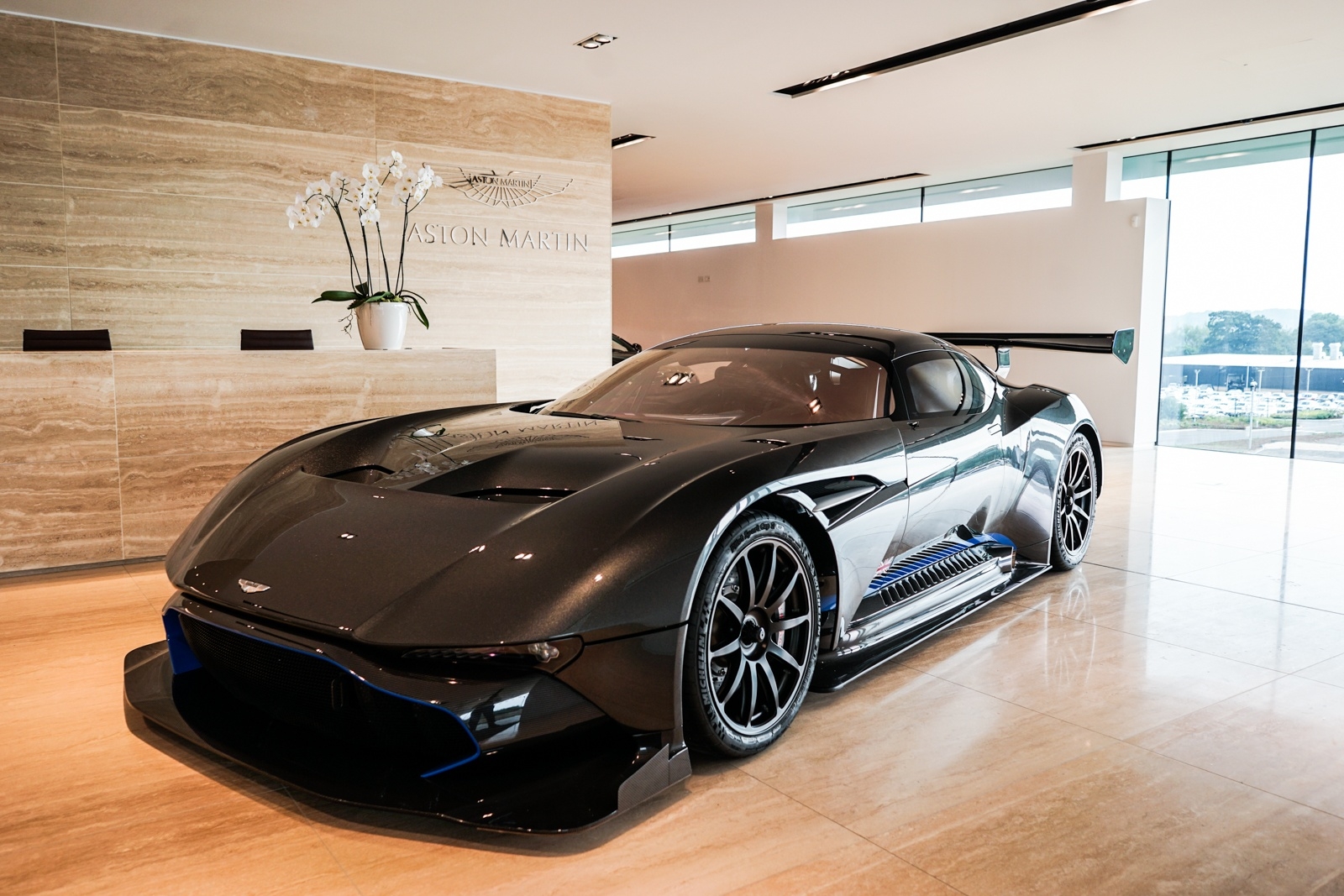 Aston vulcan. Aston Martin Vulcan 2016 Hypercar. Астон Мартин Vulcan. Aston Martin Vulcan автомобили Aston Martin. Aston Martin гиперкар.