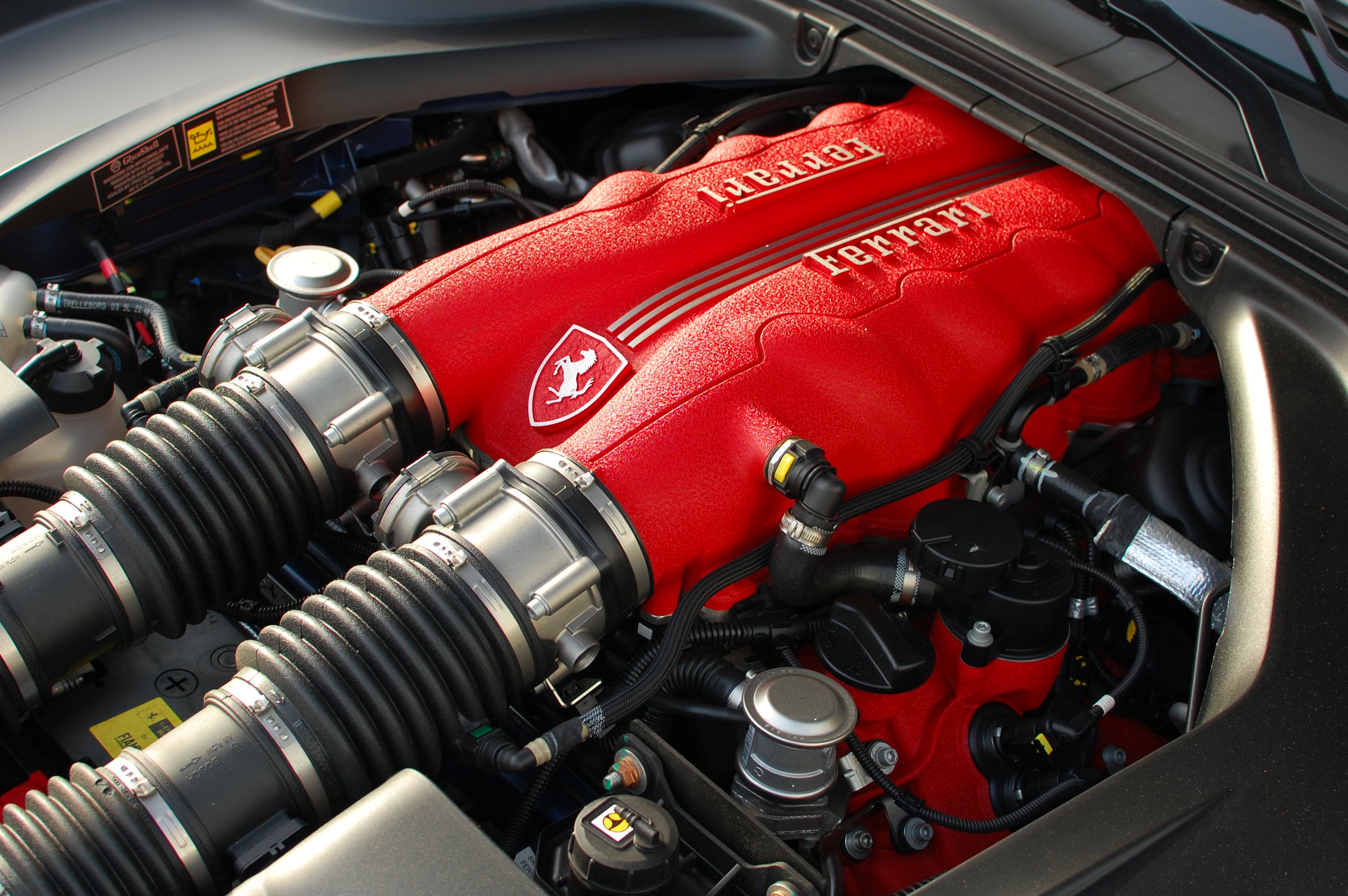 Двс авто. Двигатель Феррари v8. Двигатель f154 Ferrari. Ferrari f140 engine. Феррари v8 engine.