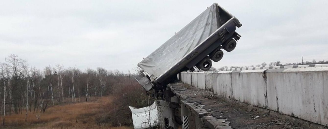 Грузовой мариуполь. Фура повисла на мосту ярославль. дорога волноваха мариуполь. грузовик слетел с моста в америке.