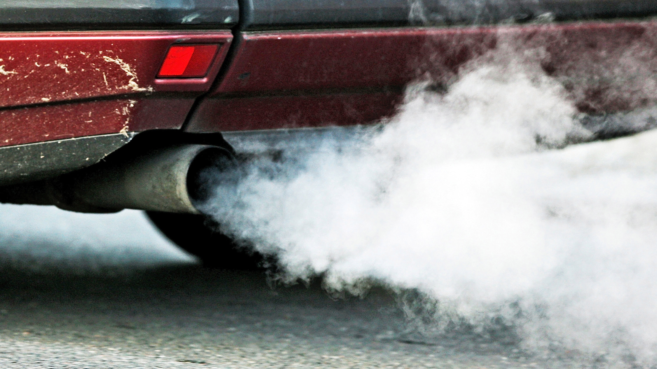 Ваз сильно дымит. Автомобильные выхлопные ГАЗЫ. Загрязнение выхлопными газами. Выброс выхлопных газов автомобилями. Выхлопной ГАЗ.