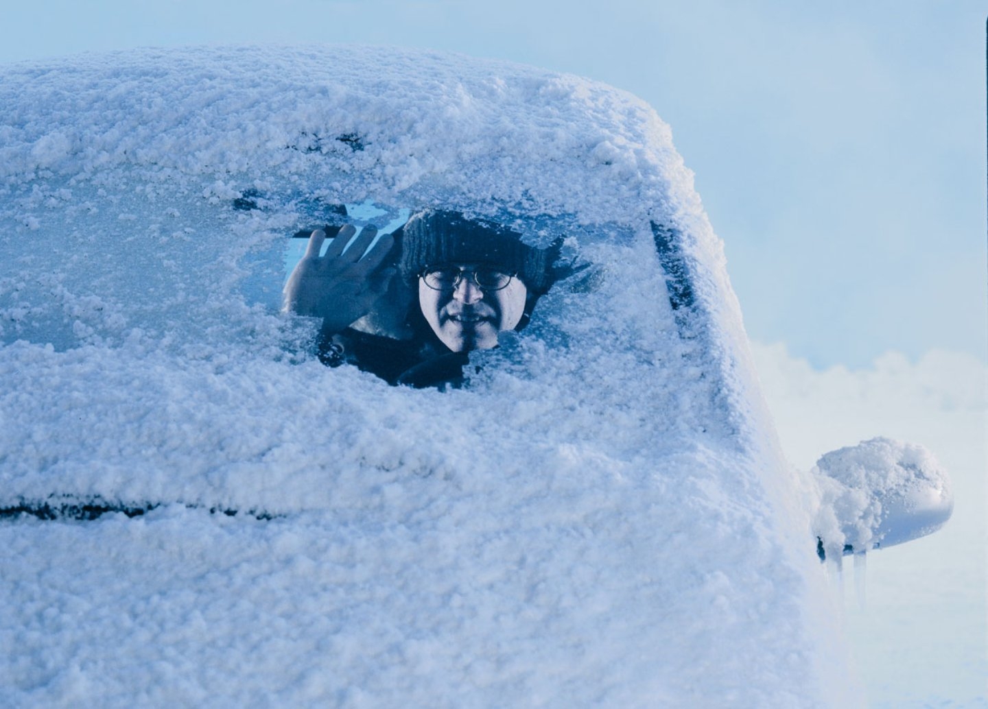 Замерзла в сугробе. Замерзший автомобиль. Замерзшая машина.