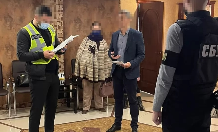 Следователь и подозреваемый. Обыск в ночное время. Миграционная полиция австралии. Рейд в москве. Арест судна.