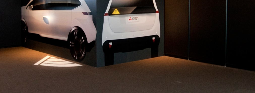 Автомобили Mitsubishi будут проекциями предопреждать пешеходов о маневрах