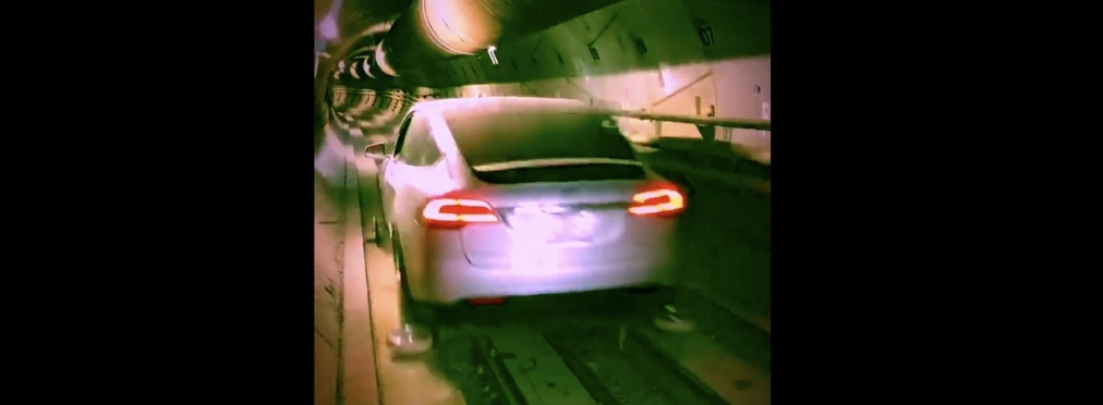 Электромобиль Tesla проехал по рельсам в тоннеле новой транспортной системы