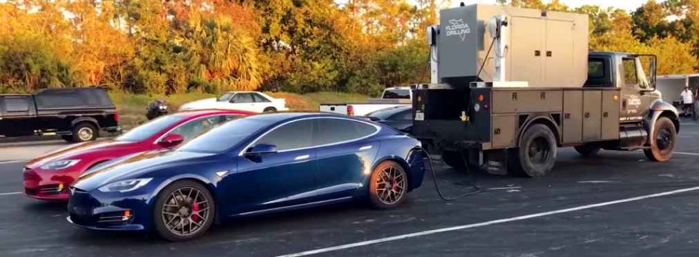 Для поездок на Tesla приходится цеплять промышленный генератор