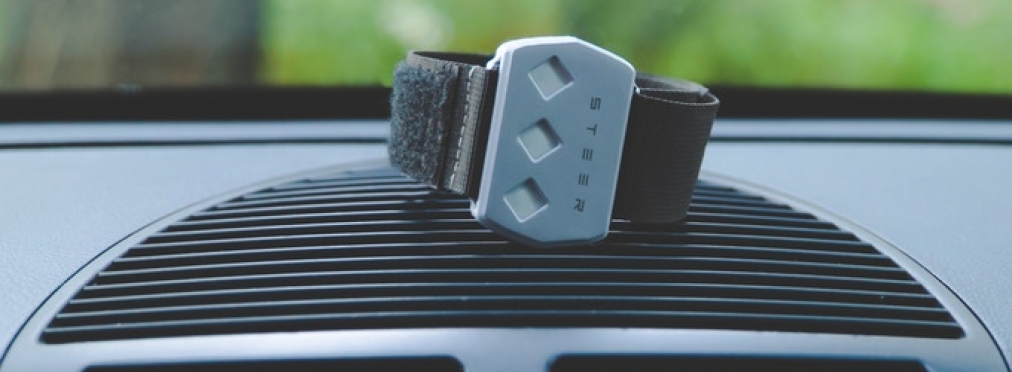 Латвийцы разработали браслет, который не дает уснуть за рулем
