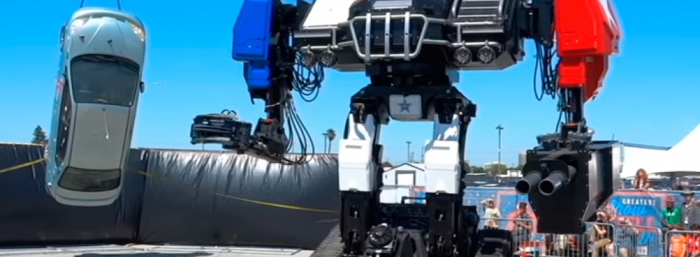 «Человекоподобный» робот напоказ уничтожил автомобиль