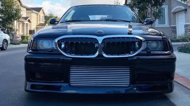 Владелец старенькой BMW M3 E36 установил на свой автомобиль огромные «ноздри»