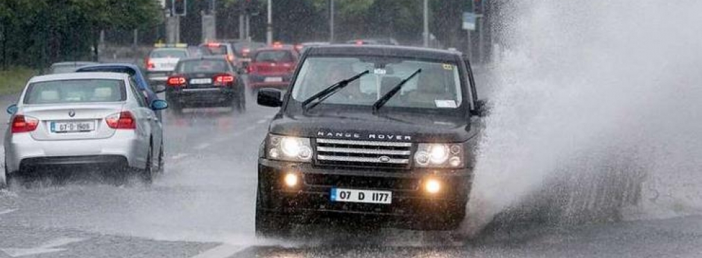 Пять главных ошибок водителя при езде в дождь