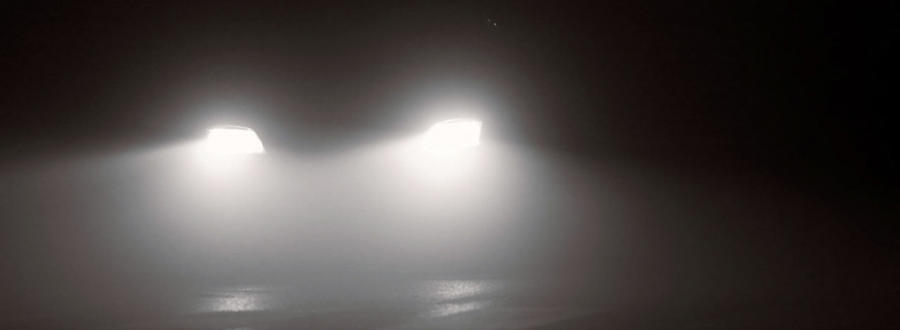 Почему встречный свет слепит водителя