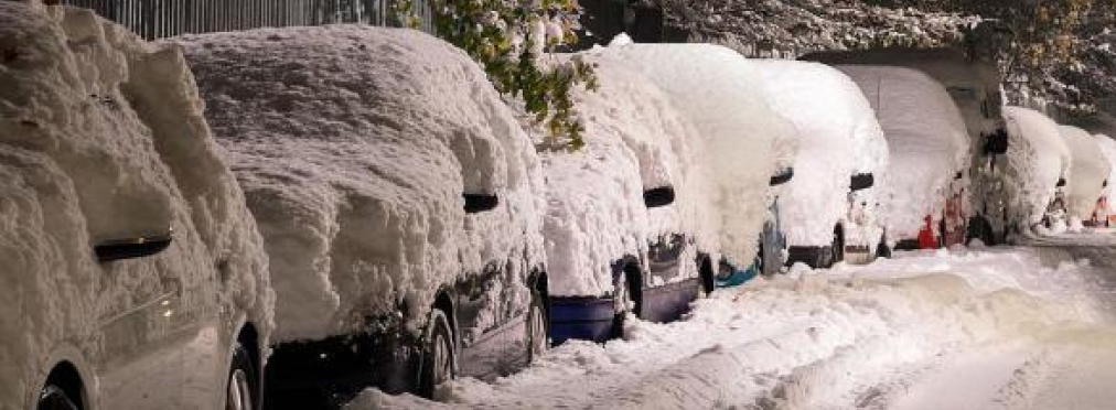 Нужно ли убирать снег с крыши автомобиля