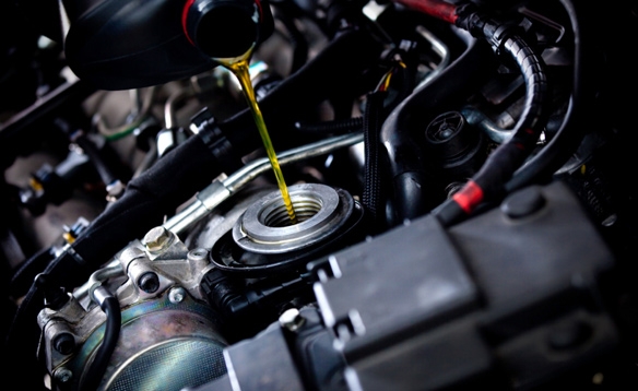 Как правильно менять масло в автомобильном двигателе