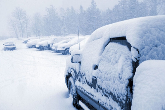 Почему опасно чистить машину от снега щеткой