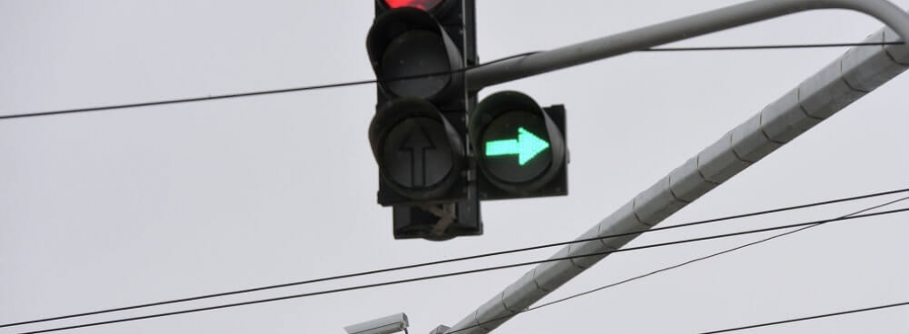 Особенности проезда перекрестков со светофором с дополнительной секцией