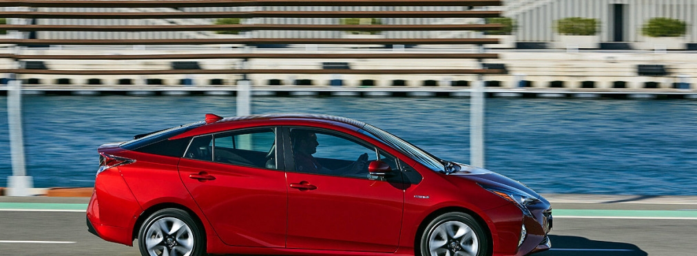 «Она способна поразить каждого»: тест-драйв новой Toyota Prius